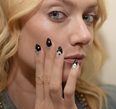 Model Ying Yang Nails Crop1