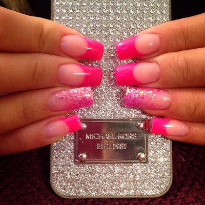 Diva pink tips from @nailsbymarielle.