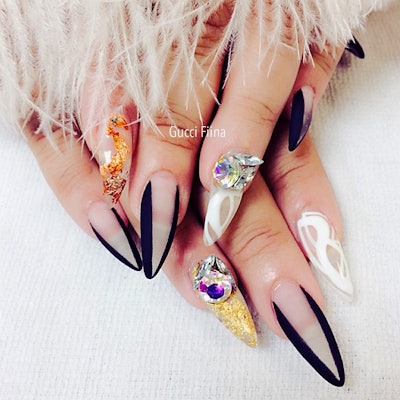 Fiina Naillounge Negative Space Nails
