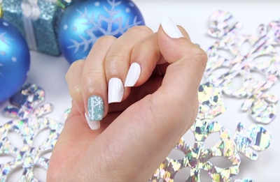easy-snowflake-nails