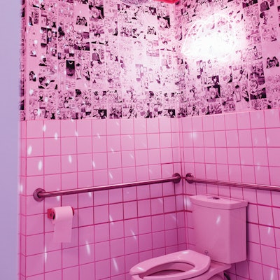 cute-nail-studio-bathroom