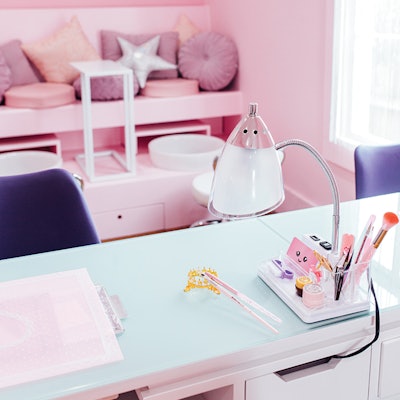 cute-nail-studio-work-station