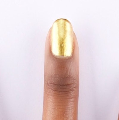 Essie red_gold_ winter 2018 collection_step 1