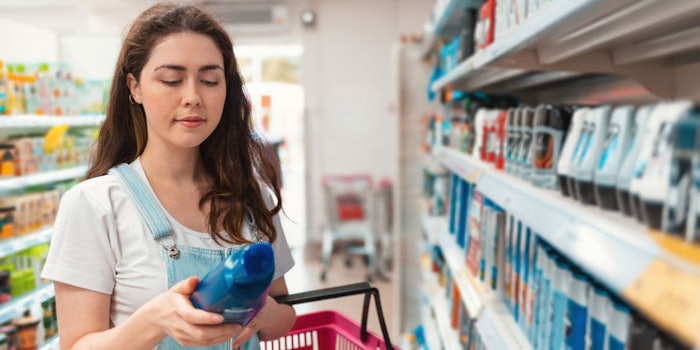 WomanShoppingReadingShampoo850x425