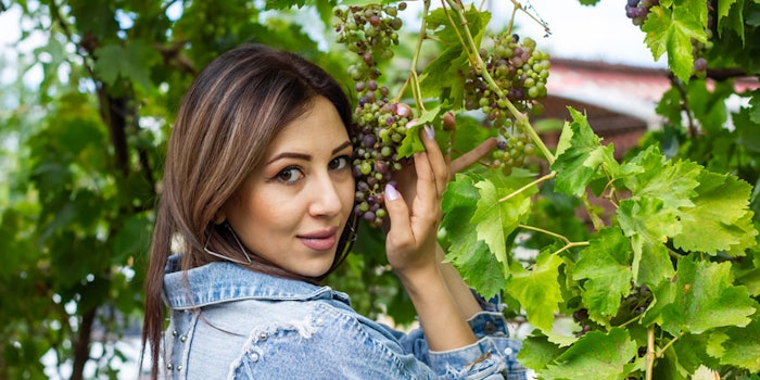 WomanGrapeVines_850x425