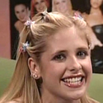 Sarah Michelle Gellar with butterfly clips in her hair.