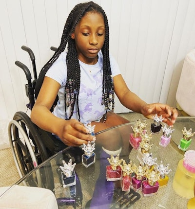 Taylor Thomas looking at inventory