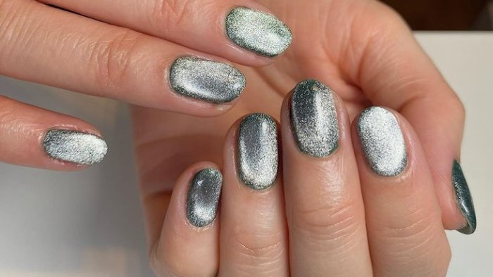 Velvet nails by Raphaëlle Desbiens @lafille_studio on Instagram