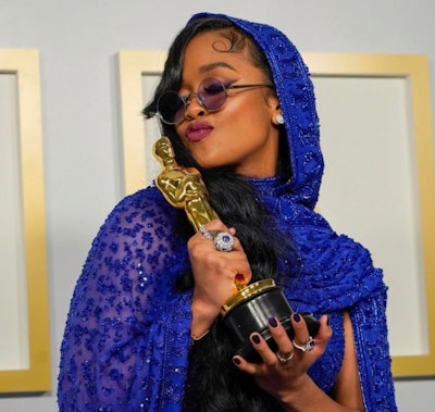 H.E.R., nails by unknown artist