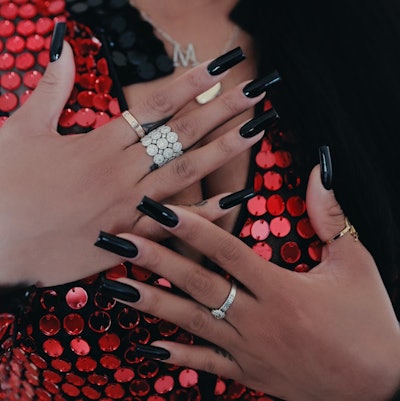 H.E.R., nails by @chaunlegend