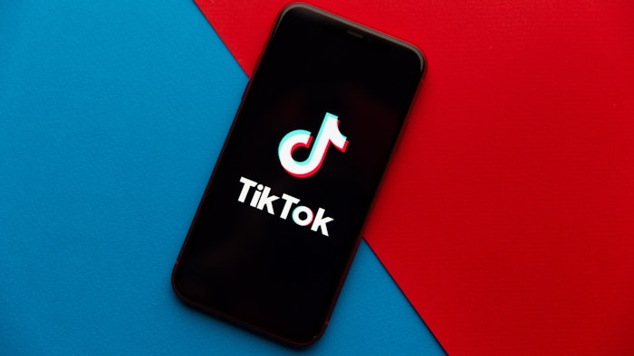 The top trend is #WinterSkin (4.9 billion views), followed by #DrySkin (314 million views) and #ChappedLips (41.7 million views).