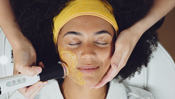 Geneo Glam is formulated with pure gold flakes and silk amino acids.