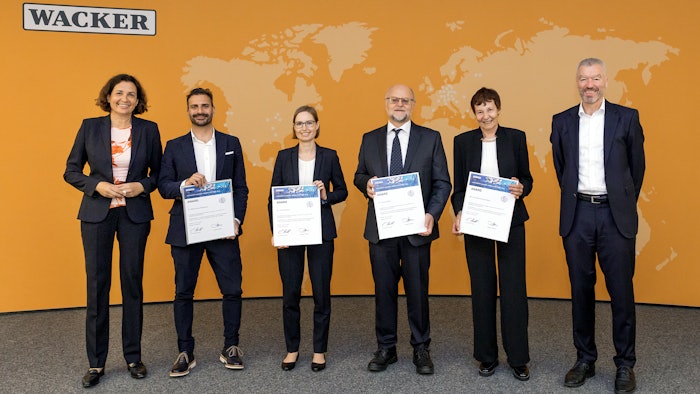 Mario Arcos Rodriguez (second from left), Johanna Koch, Rupert Pfaller and Annemarie Reutter-Maier (continuing left to right) were awarded this year's Alexander Wacker Innovation Prize, presented by Wacker Executive Board member Angela Wörl (far left) and Christoph Kowitz, head of corporate research (far right).