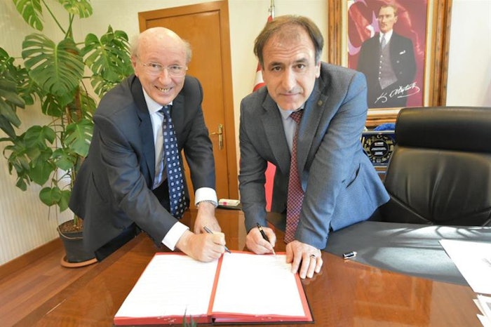 (L to R): Hüseyin Erdoğmuş, owner (Erdoğmuş Parfüm Sanayi company) and Ahmet Yavuz Karaca, provincial manager (Istanbul Directorate of Provincial Agriculture and Forestry) signed the protocol.