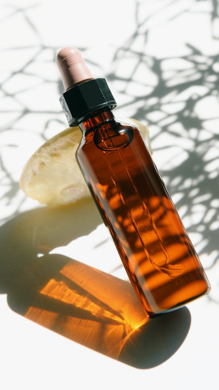 Through the use of micro-organisms, pure retinol is produced in a natural carrier during a fermentation process from plant sugars and combined with natural antioxidants to ensure its protection, even at a very high concentration.