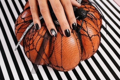 Spider manicure