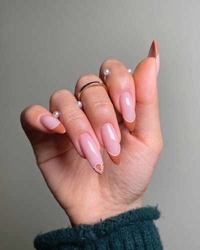 “I created this quick and easy gingerbread cookie look for all of you minimalists out there! I think it’s the perfect mix of chic and cute!