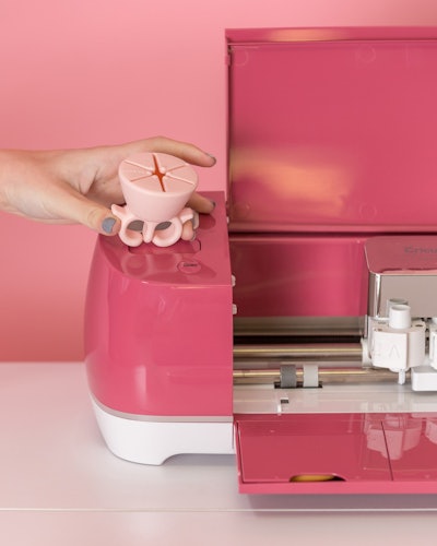 Tweexy's revolutionary accessories are designed to redefine the nail care experience, combining style, convenience and functionality.