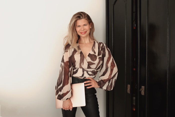 The Mastermind is an 8-day program for seasoned beauty professionals including nail artists, hair stylists, makeup artists and estheticians, looking to enhance their branding and entrepreneurial skills.