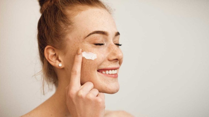 Since biotin is a key cofactor in the synthesis of essential lipids and fatty acids, by boosting these elements, EraGlow Beautin improves skin elasticity, radiance and brown spots.