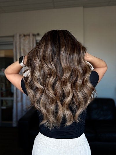 Jada Santi's balayage client wearing beachy waves.