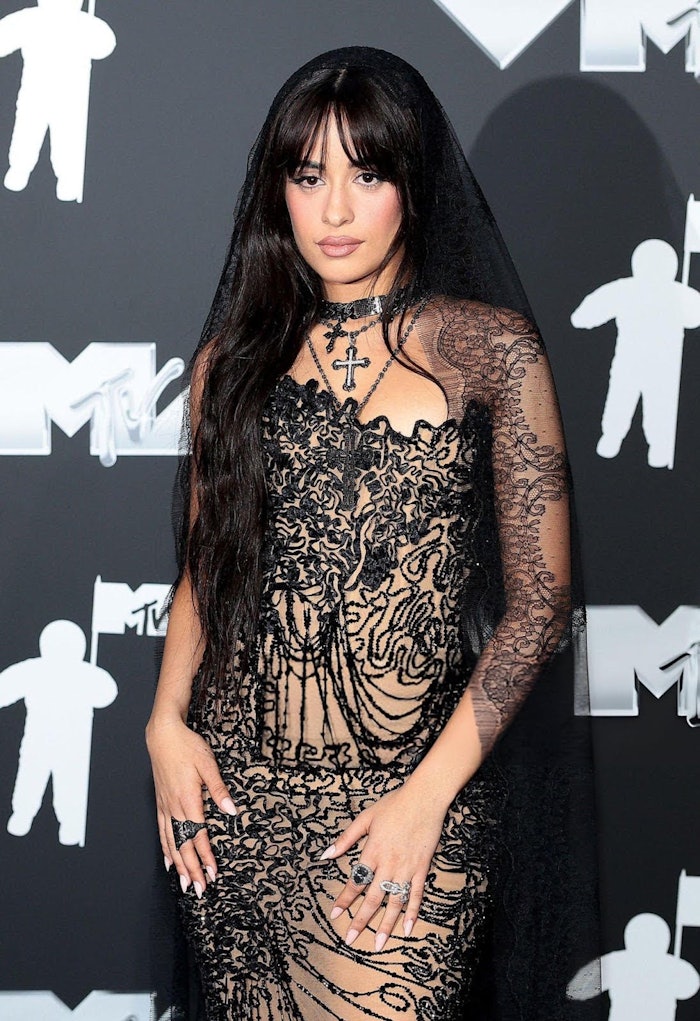 Cabello was seen wearing KISS’ Salon X-tend Gel System Kit in style Gloria thanks to celebrity manicurist Julie Kandalec.
