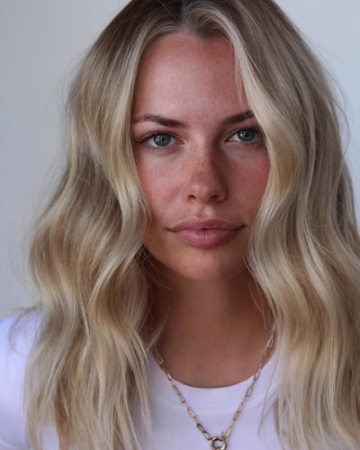 This buttery blonde from @kayleesmileyhair is leaving us extra smiley!