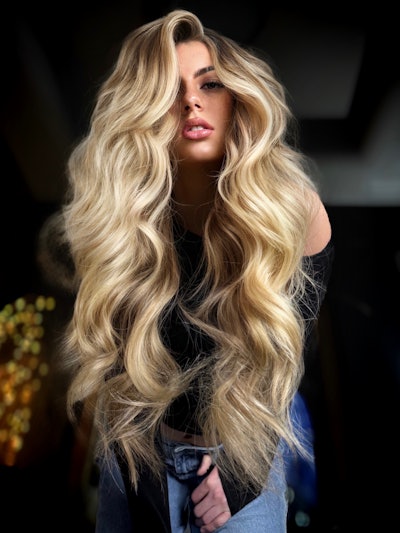 TREND Model with long, wavy blonde hair