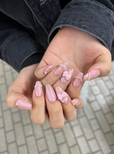 'The Korean boom is strong in Japan, so nails like those worn by K-pop idols are also popular. For example, Hello Kitty 3D parts, ribbons, hearts, etc!'