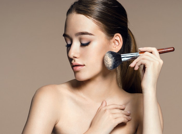 Among other benefits, it delivers light-diffusing, soft-focus effects for a flawless finish.