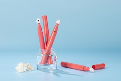 ICONS America's click pens are ideal for liquid formulations, including lip oils, glosses, stains, concealers, and targeted treatments for lips or eyes.