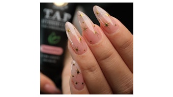 Experience top-quality care, stunning designs and techniques that keep your nails healthy and beautiful. Don't settle for less – treat yourself to the best with Zurno!