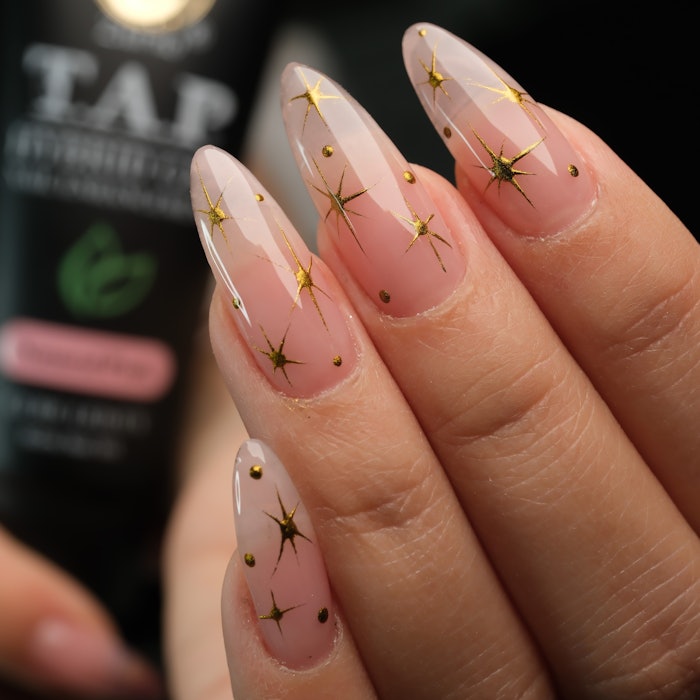 Experience top-quality care, stunning designs and techniques that keep your nails healthy and beautiful. Don't settle for less – treat yourself to the best with Zurno!