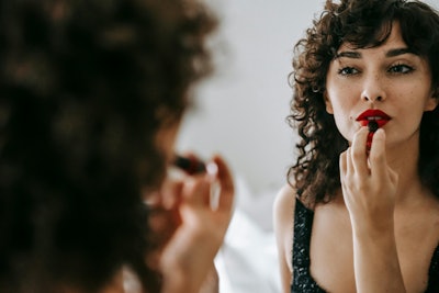 Eastman's Esmeri CC1N10 is a microplastic-free cellulose ester micropowder designed for use in lipsticks, foundations and pressed powders. Notably, it offers excellent compressibility, making it an appealing alternative for brands looking to replace synthetic microplastics in their formulations.