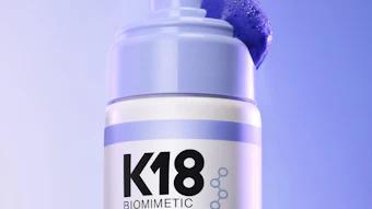 Bonus for busy colorists: the foam format won’t stain hands, towels or the shampoo bowl—and it rinses clean without over-toning drama.