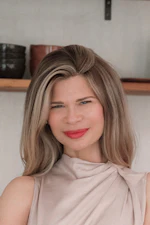 Julie Kandalec Headshot Blk Beige