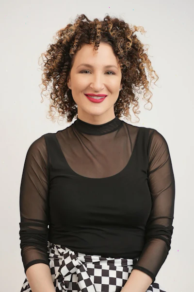 Kimberly Loomis Headshot